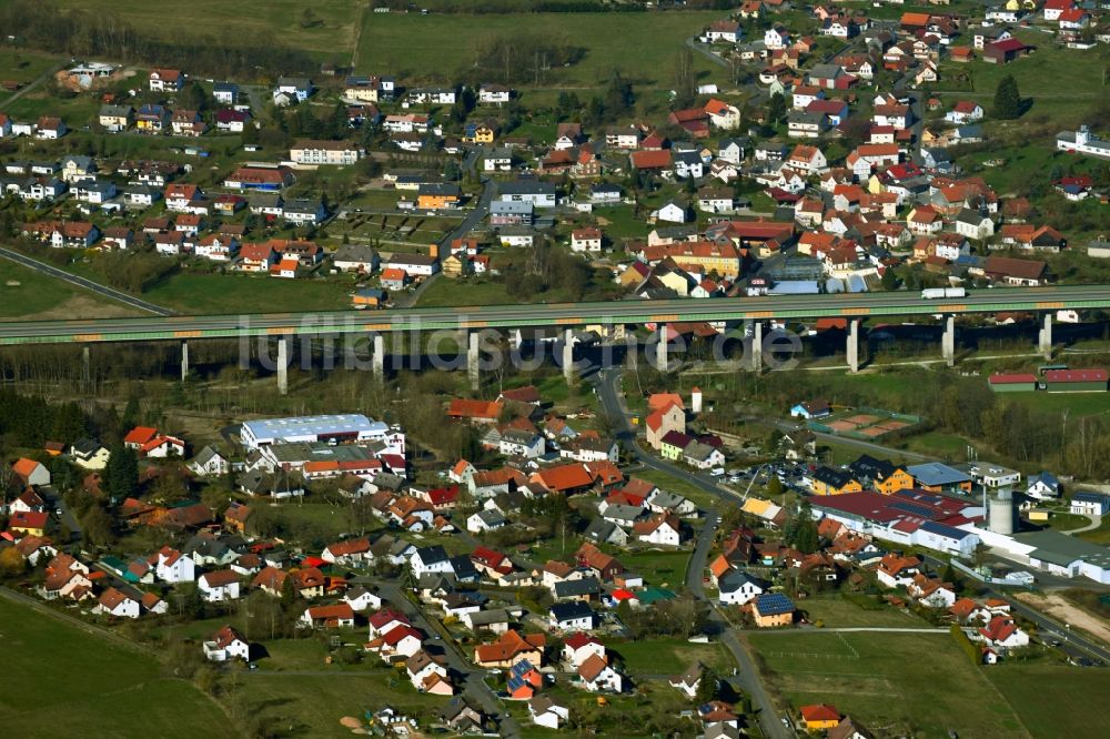 Uttrichshausen von oben - Orts- Ansicht mit Autobahnbrücke der BAB 7 in Uttrichshausen im Bundesland Hessen, Deutschland