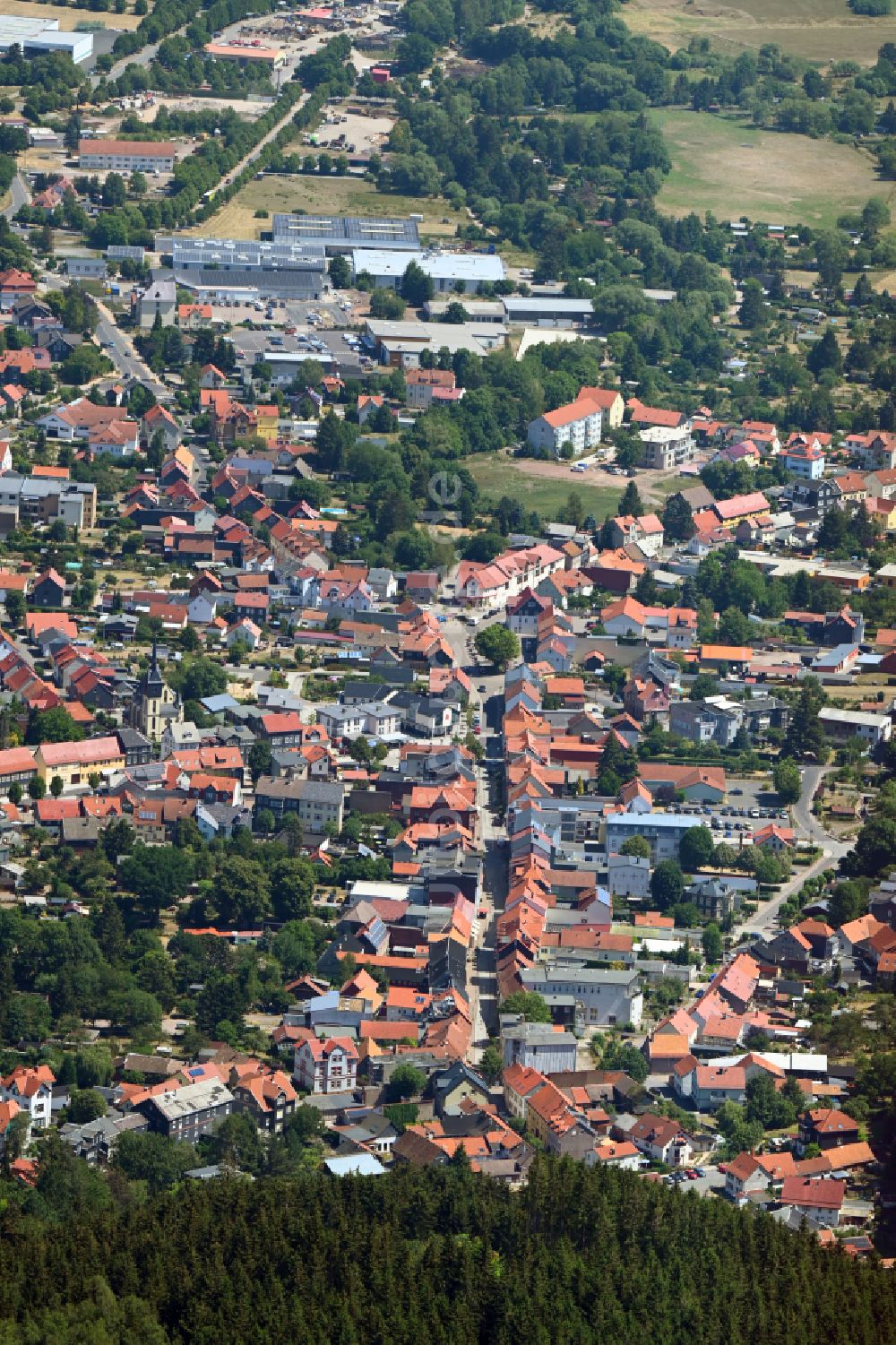 Friedrichroda von oben - Orts- Teilansicht entlang der Hauptstraße in Friedrichroda im Bundesland Thüringen, Deutschland