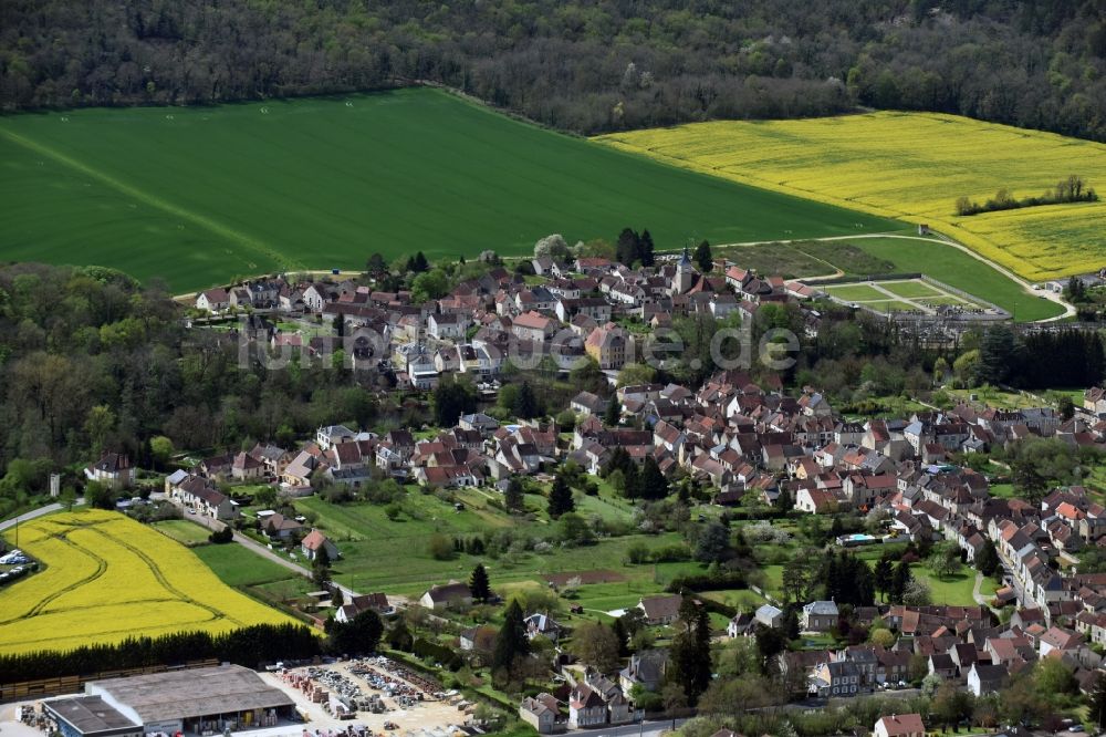 Arcy-sur-Cure aus der Vogelperspektive: Ortsansicht in Arcy-sur-Cure in Bourgogne Franche-Comté, Frankreich