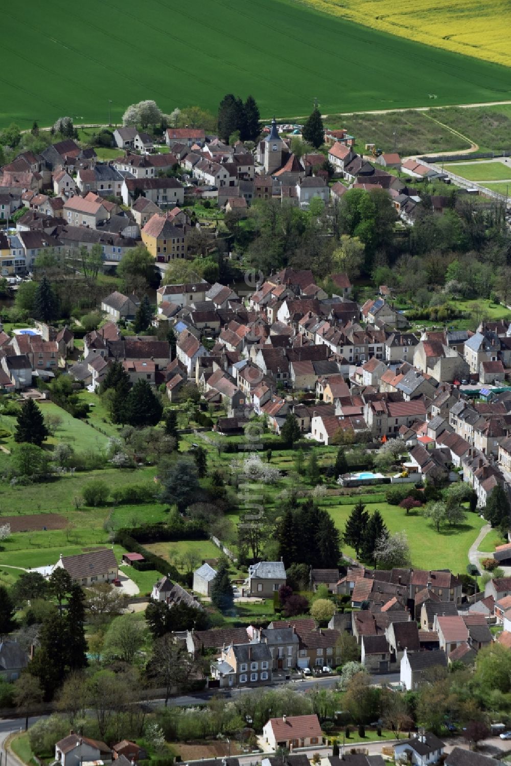 Arcy-sur-Cure von oben - Ortsansicht in Arcy-sur-Cure in Bourgogne Franche-Comté, Frankreich