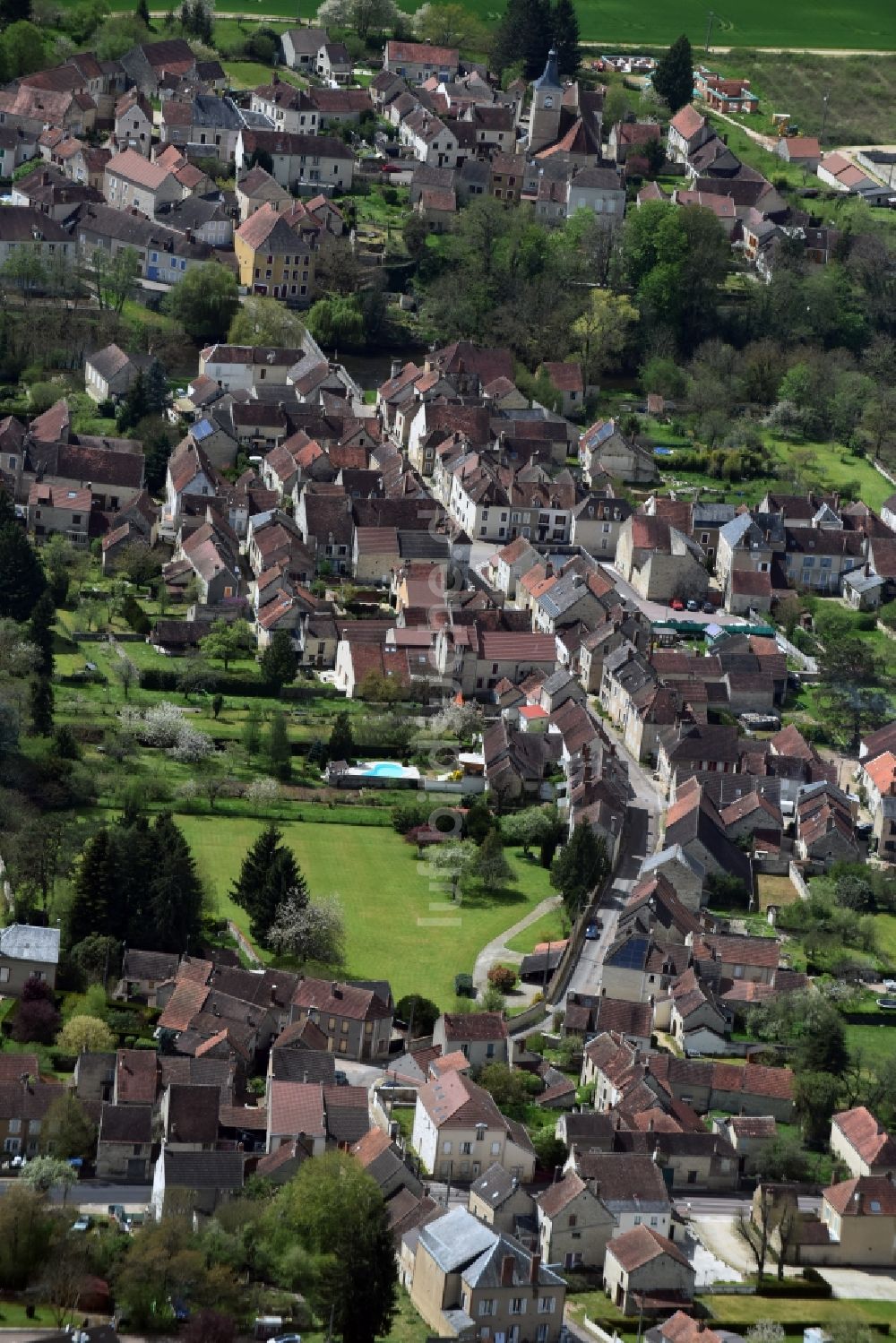 Arcy-sur-Cure aus der Vogelperspektive: Ortsansicht in Arcy-sur-Cure in Bourgogne Franche-Comté, Frankreich