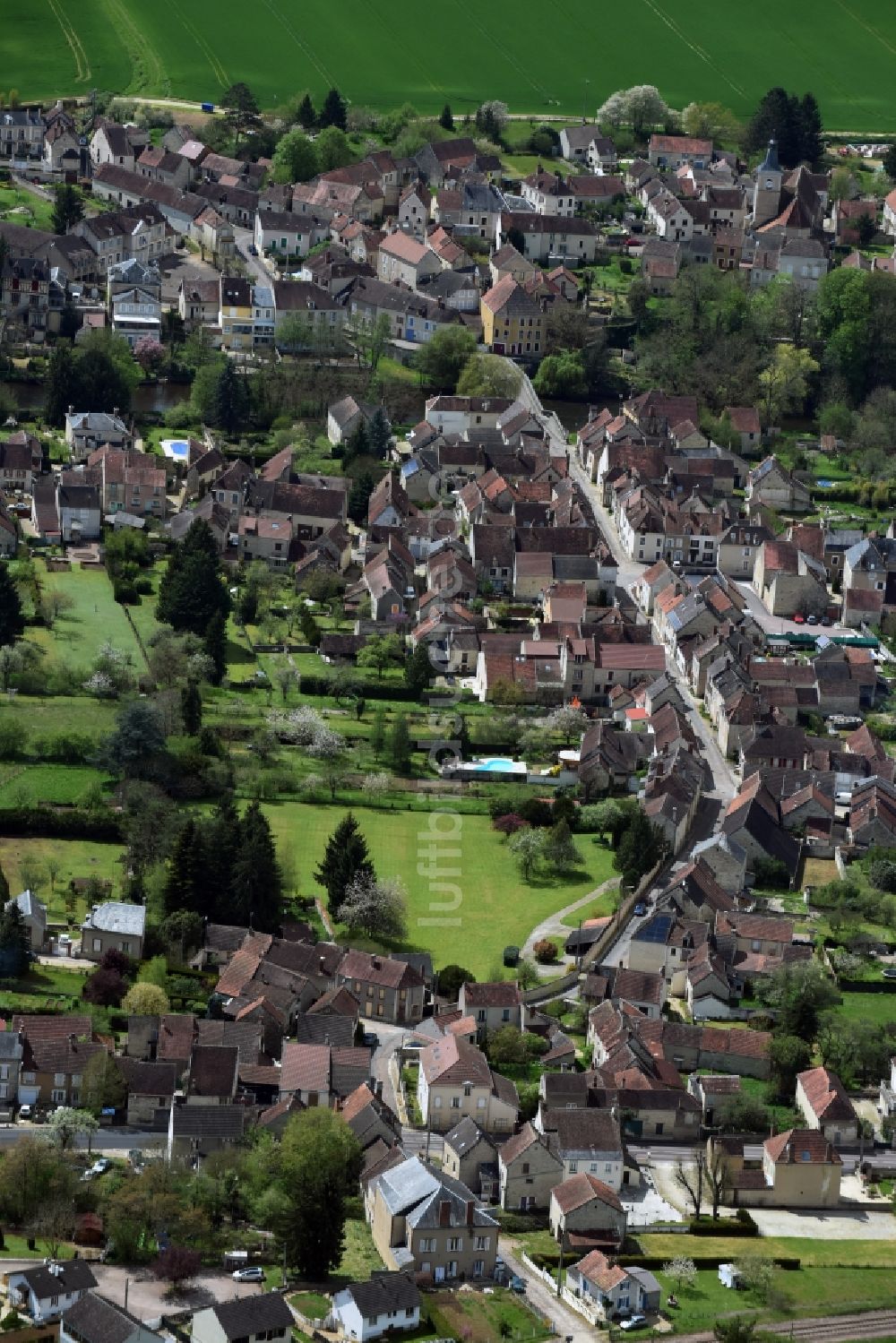 Luftbild Arcy-sur-Cure - Ortsansicht in Arcy-sur-Cure in Bourgogne Franche-Comté, Frankreich