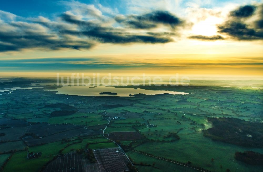 Luftaufnahme Ascheberg - Ortsansicht Ascheberg am Plöner See im Sonnenaufgang im Bundesland Schleswig-Holstein, Deutschland