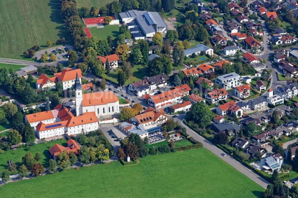 Berg aus der Vogelperspektive: Ortsansicht von Aufkirchen bei Berg am Starnberger See im Bundesland Bayern