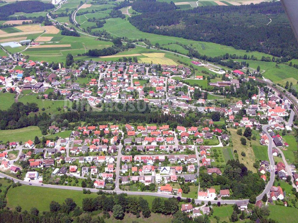 Bad Kreuthof (Jagstzell) / Baden-Württemberg aus der Vogelperspektive: Ortsansicht von Bad Kreuthof (Jagstzell) mit Eisenbahnlinie am östlichen Stadtrand