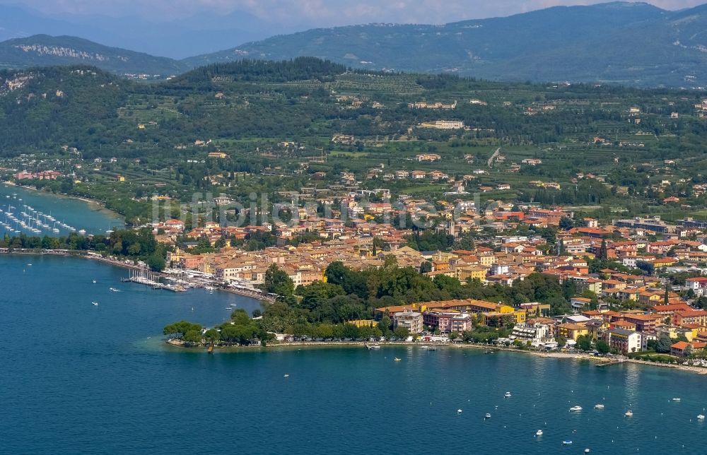 Bardolino von oben - Ortsansicht in Bardolino in Veneto, Italien