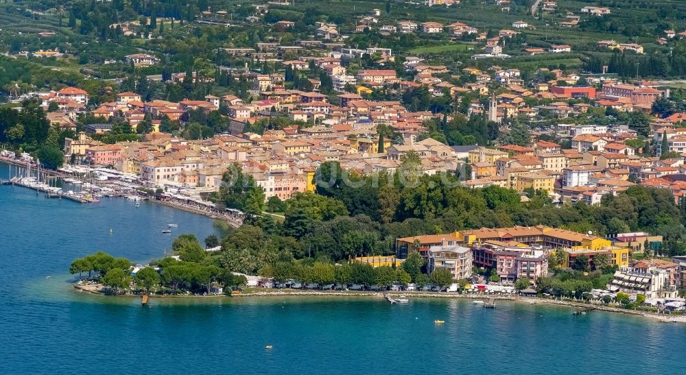 Bardolino aus der Vogelperspektive: Ortsansicht in Bardolino in Veneto, Italien