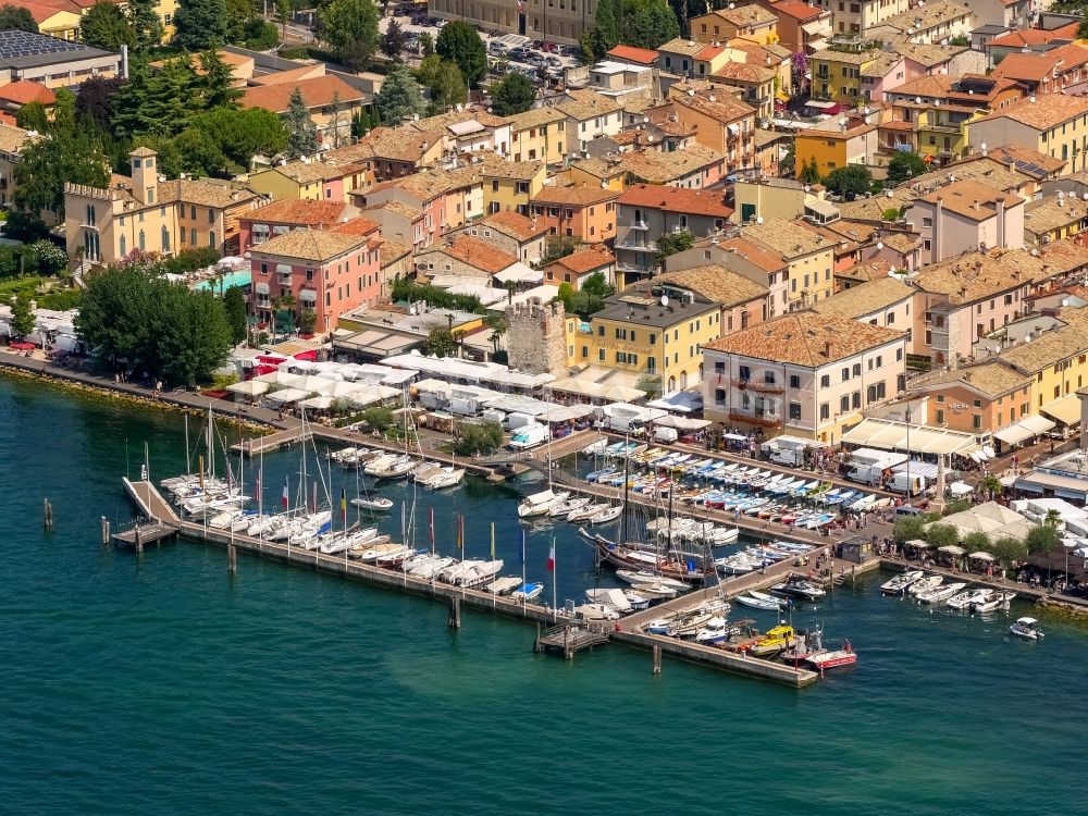 Luftaufnahme Bardolino - Ortsansicht in Bardolino in Veneto, Italien