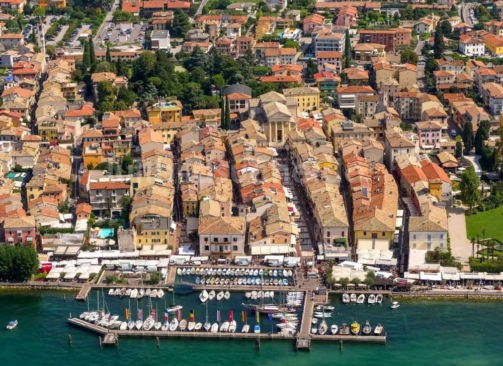 Bardolino von oben - Ortsansicht in Bardolino in Veneto, Italien