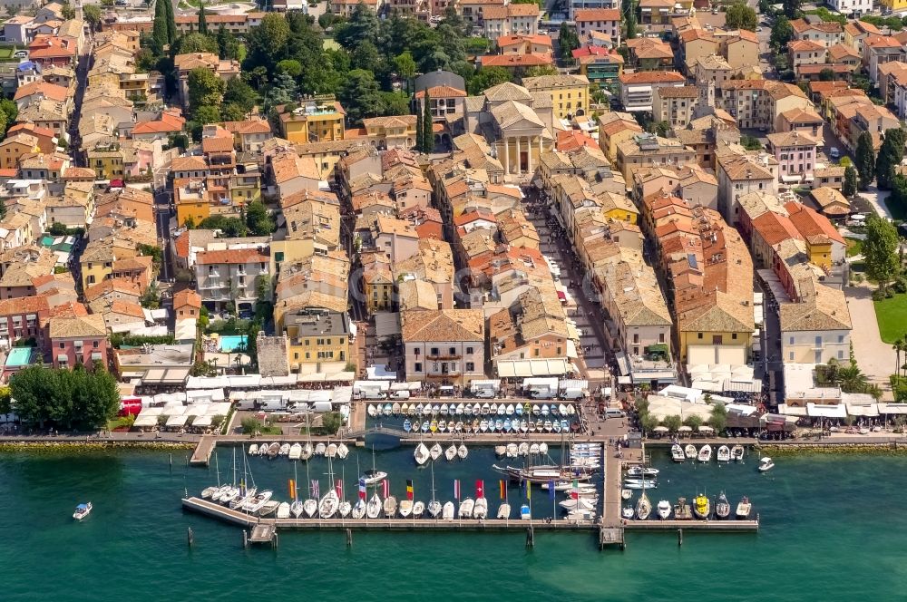 Bardolino aus der Vogelperspektive: Ortsansicht in Bardolino in Veneto, Italien