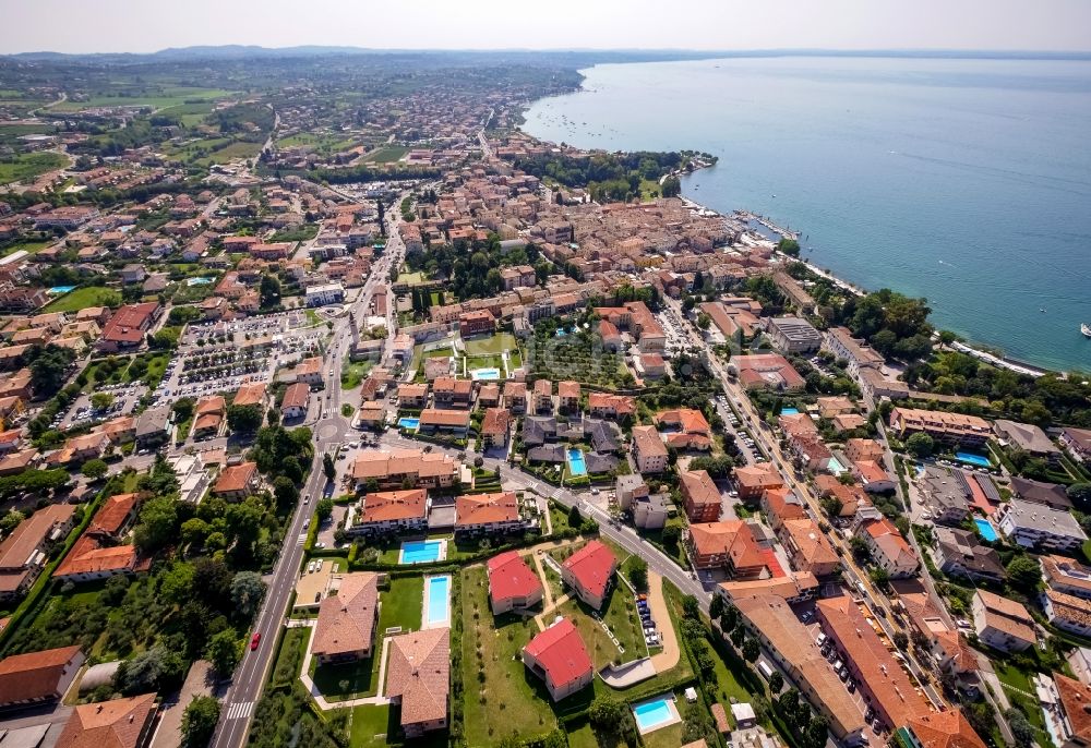 Luftaufnahme Bardolino - Ortsansicht in Bardolino in Veneto, Italien