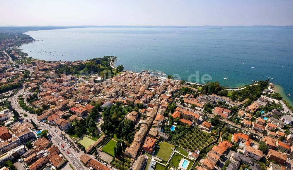 Bardolino von oben - Ortsansicht in Bardolino in Veneto, Italien