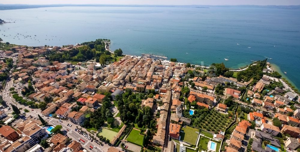 Bardolino aus der Vogelperspektive: Ortsansicht in Bardolino in Veneto, Italien