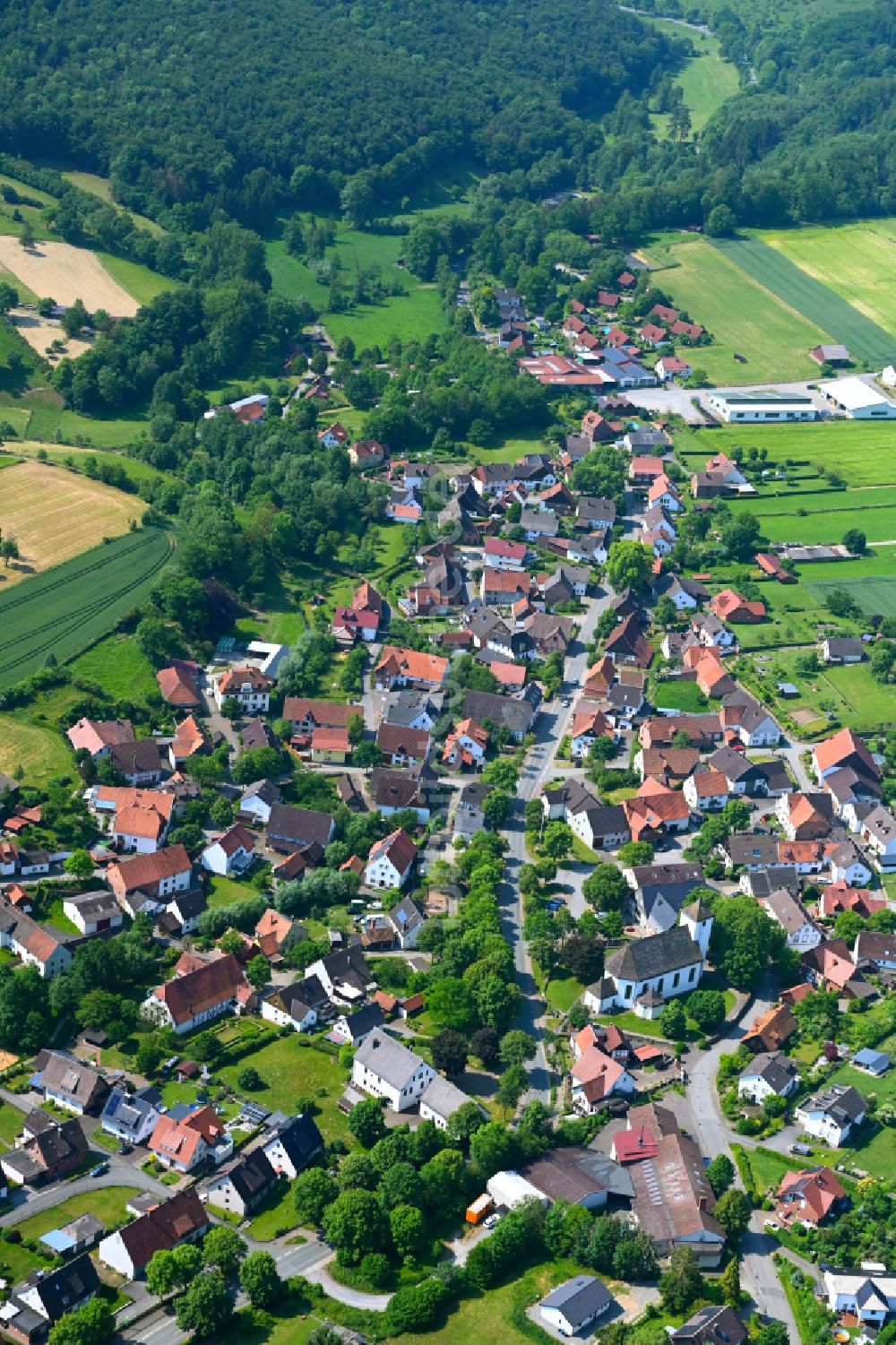 Bellersen aus der Vogelperspektive: Ortsansicht in Bellersen im Bundesland Nordrhein-Westfalen, Deutschland