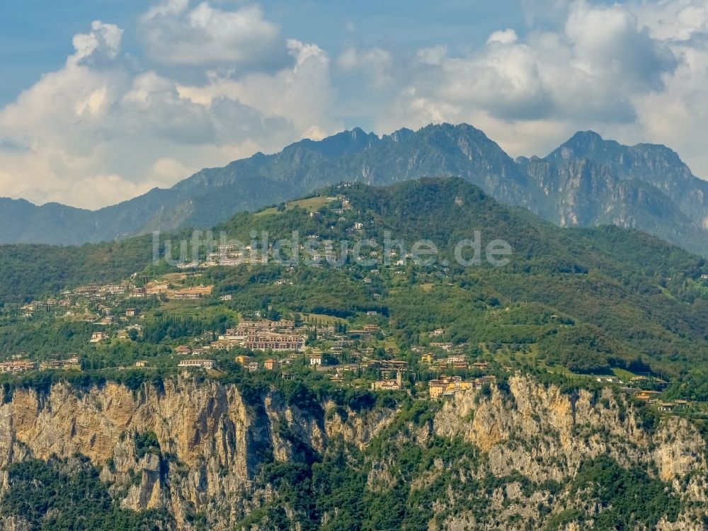 Pieve von oben - Ortsansicht vom Bergdorf Pieve in Lombardia, Italien