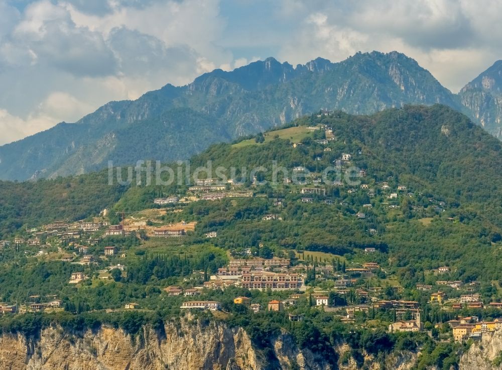 Pieve aus der Vogelperspektive: Ortsansicht vom Bergdorf Pieve in Lombardia, Italien