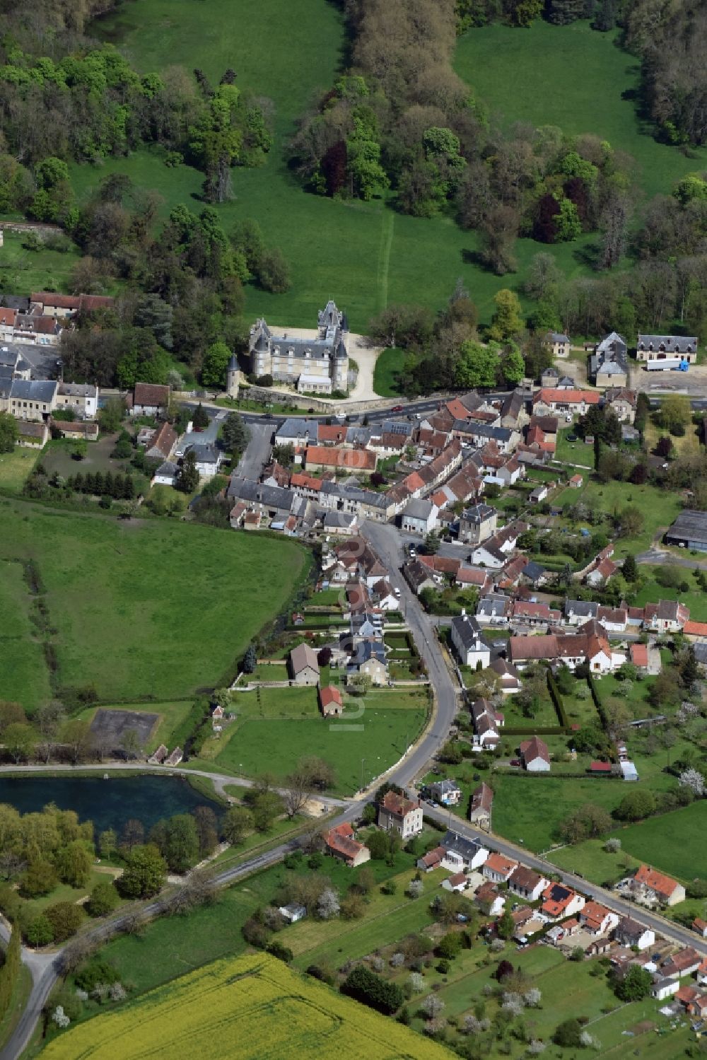 Blet aus der Vogelperspektive: Ortsansicht in Blet in Centre-Val de Loire, Frankreich