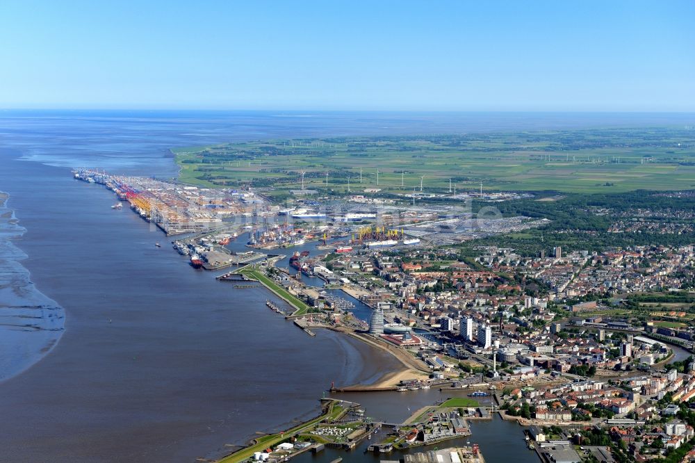 Bremerhaven aus der Vogelperspektive: Ortsansicht von Bremerhaven mit Stadtbremischem Überseehafen in der Weser- Mündung im Bundesland Bremen