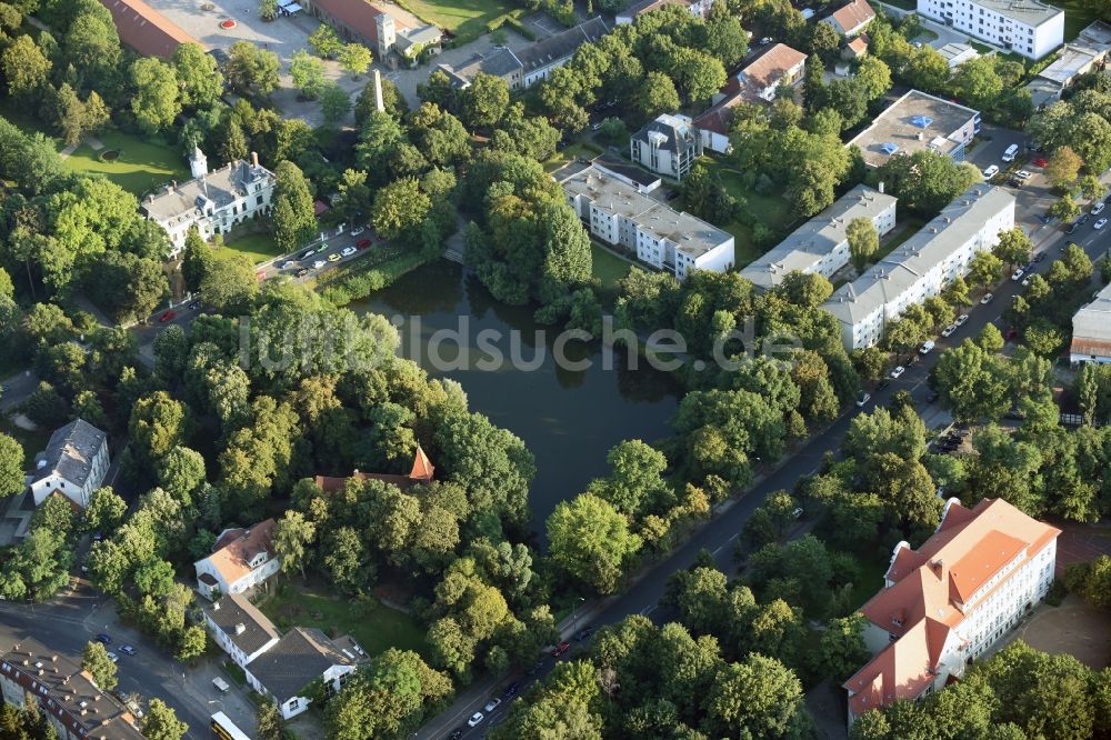 Berlin von oben - Ortsansicht am Britzer Kirchteich in Berlin