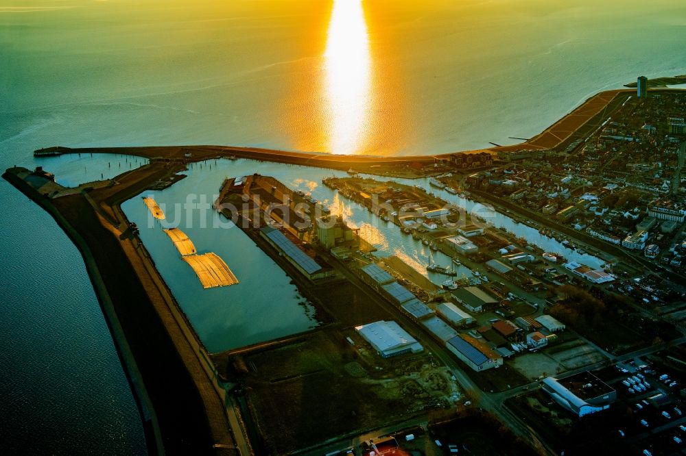 Büsum von oben - Ortsansicht von Büsum mit Blick auf die drei Becken des Büsumer Hafen im Sonnenuntergang im Bundesland Schleswig-Holstein