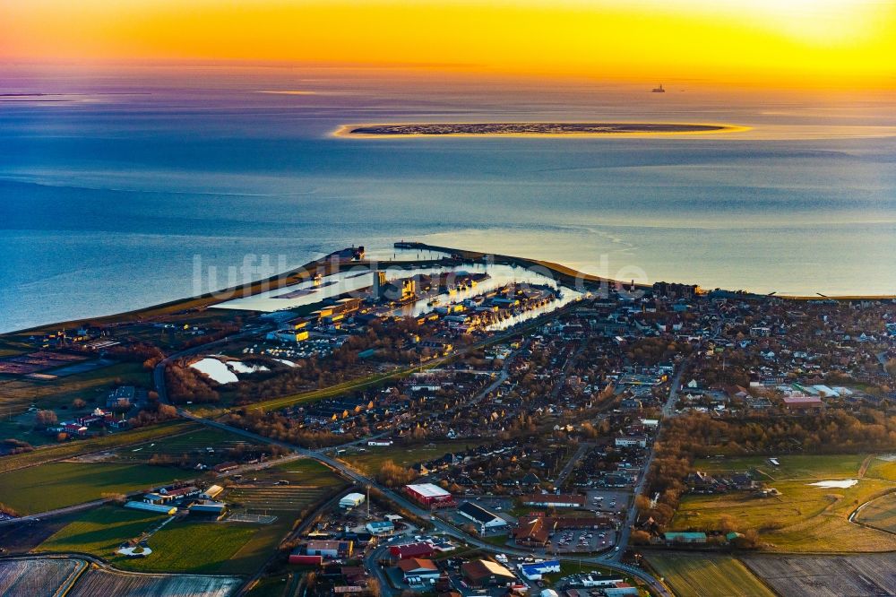 Luftbild Büsum - Ortsansicht von Büsum mit Blick auf die drei Becken des Büsumer Hafen im Sonnenuntergang im Bundesland Schleswig-Holstein