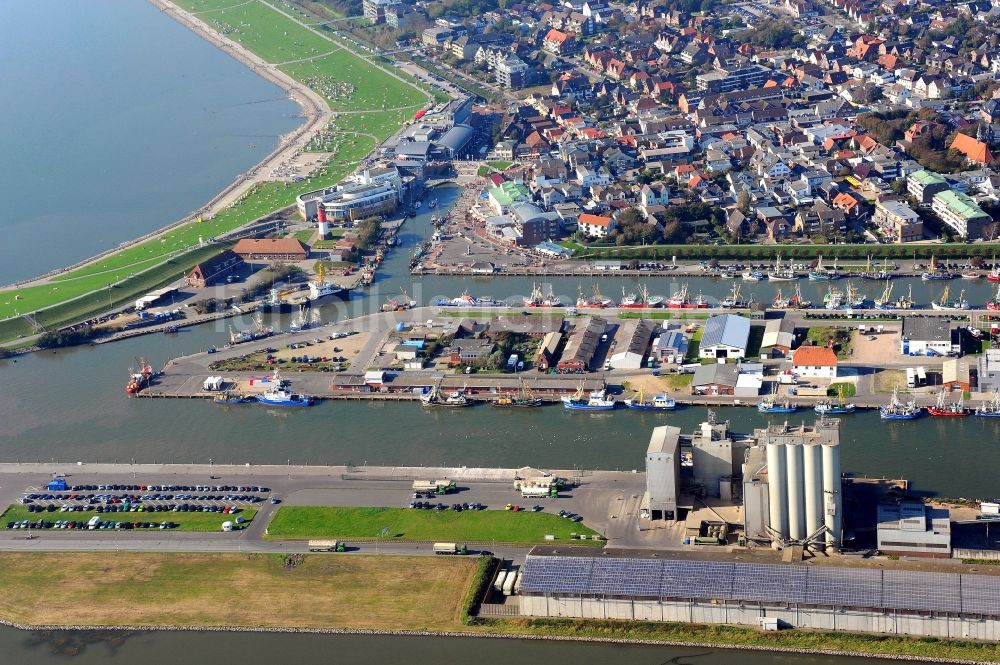 Luftaufnahme Büsum - Ortsansicht von Büsum mit Blick auf die zwei Becken des Büsumer Hafen im Bundesland Schleswig-Holstein