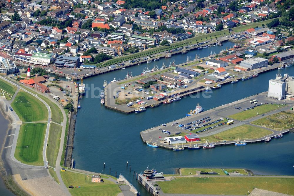 Luftaufnahme Büsum - Ortsansicht von Büsum mit Blick auf die zwei Becken des Büsumer Hafen im Bundesland Schleswig-Holstein