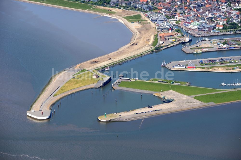 Büsum aus der Vogelperspektive: Ortsansicht von Büsum mit Blick auf die zwei Becken des Büsumer Hafen im Bundesland Schleswig-Holstein