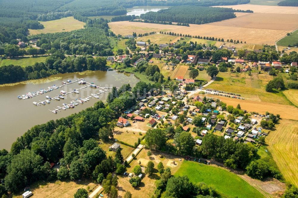 Luftbild Buchholz - Ortsansicht von Buchholz am Müritzsee mit Campingplatz und Yachthafen im Bundesland Mecklenburg-Vorpommern