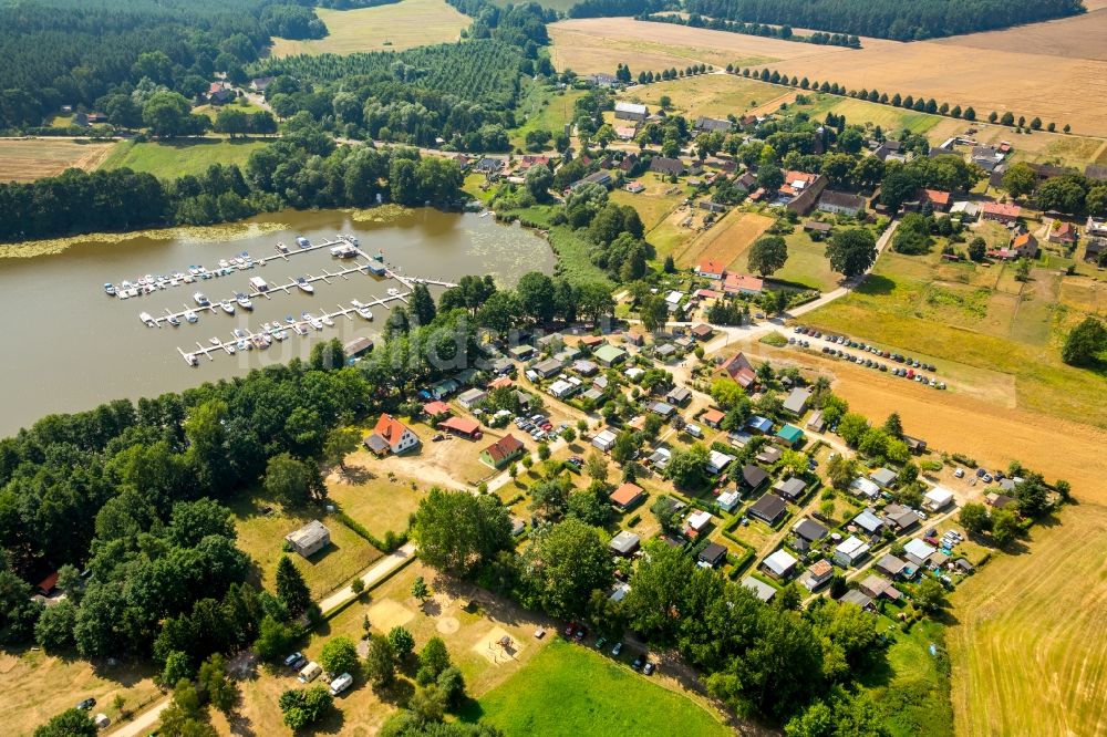 Luftaufnahme Buchholz - Ortsansicht von Buchholz am Müritzsee mit Campingplatz und Yachthafen im Bundesland Mecklenburg-Vorpommern