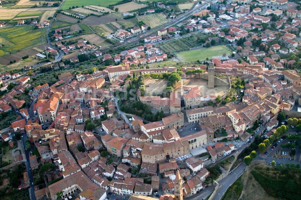 Castiglion Fiorentino von oben - Ortsansicht in Castiglion Fiorentino in Toscana, Italien