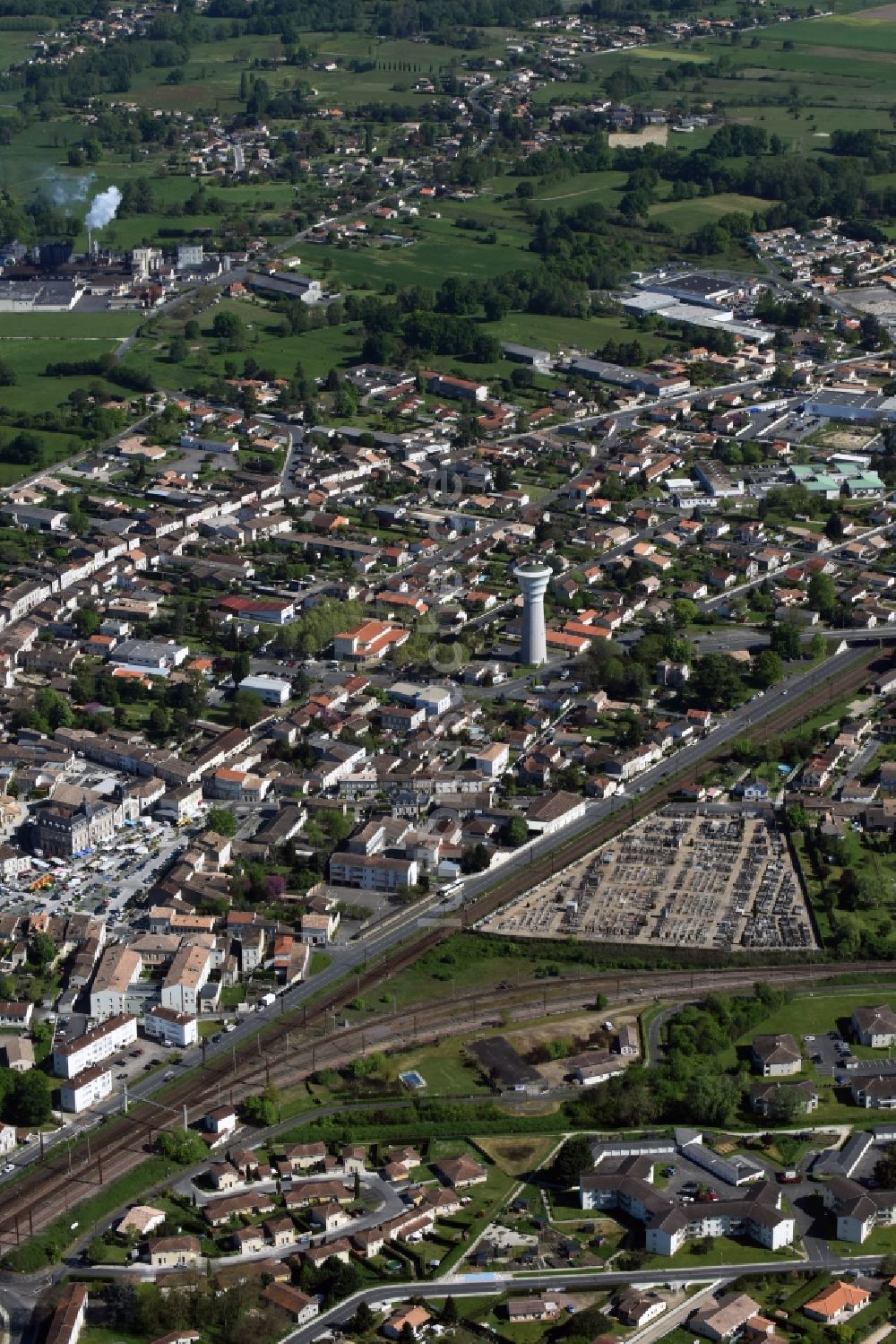 Coutras von oben - Ortsansicht in Coutras in Aquitaine Limousin Poitou-Charentes, Frankreich