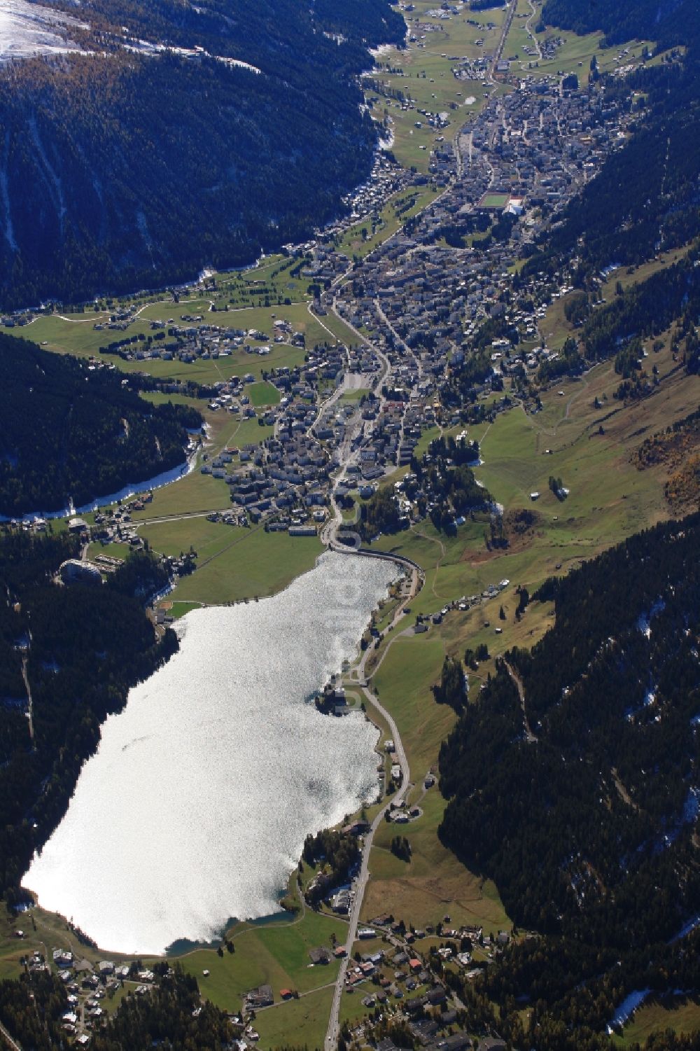 Davos Dorf von oben - Ortsansicht in Davos Dorf und Davosersee im Kanton Graubünden, Schweiz