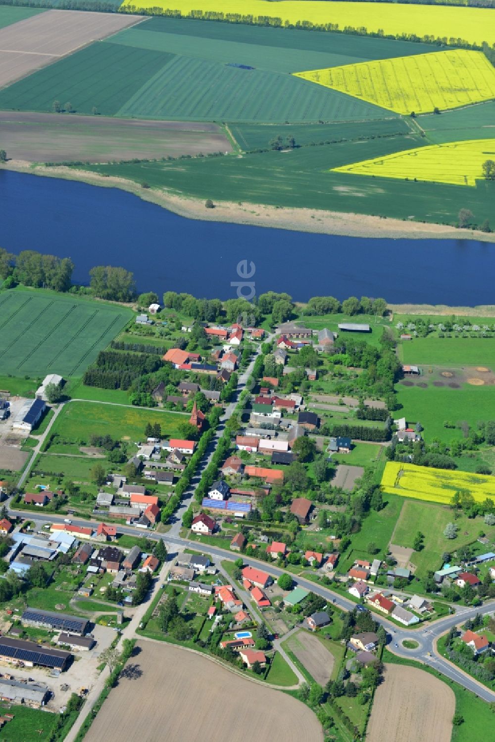 Luftaufnahme Bückwitz - Ortsansicht vom Dorf Bückwitz am Ufer des Bückwitzer See im Bundesland Brandenburg