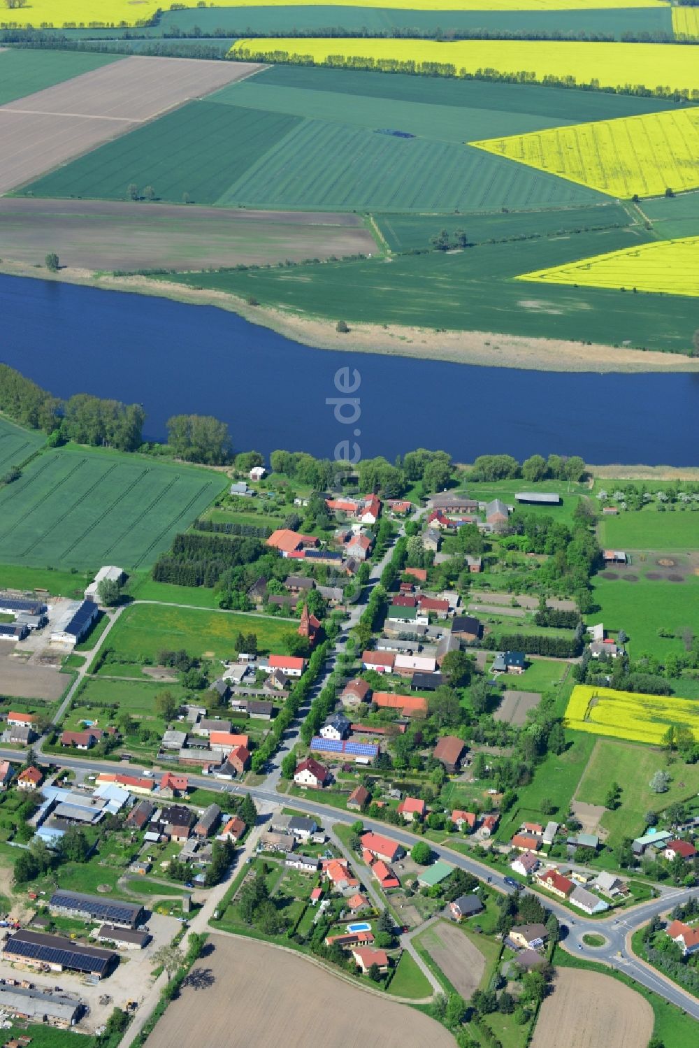 Bückwitz von oben - Ortsansicht vom Dorf Bückwitz am Ufer des Bückwitzer See im Bundesland Brandenburg