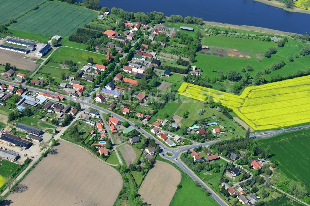 Bückwitz aus der Vogelperspektive: Ortsansicht vom Dorf Bückwitz am Ufer des Bückwitzer See im Bundesland Brandenburg