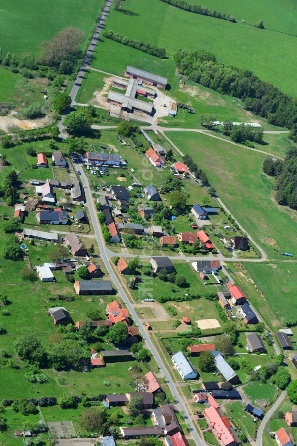 Lenzen OT Gandow von oben - Ortsansicht vom Dorf Gandow, einem heutigen Stadtteil von Lenzen in der Prignitz im Bundesland Brandenburg