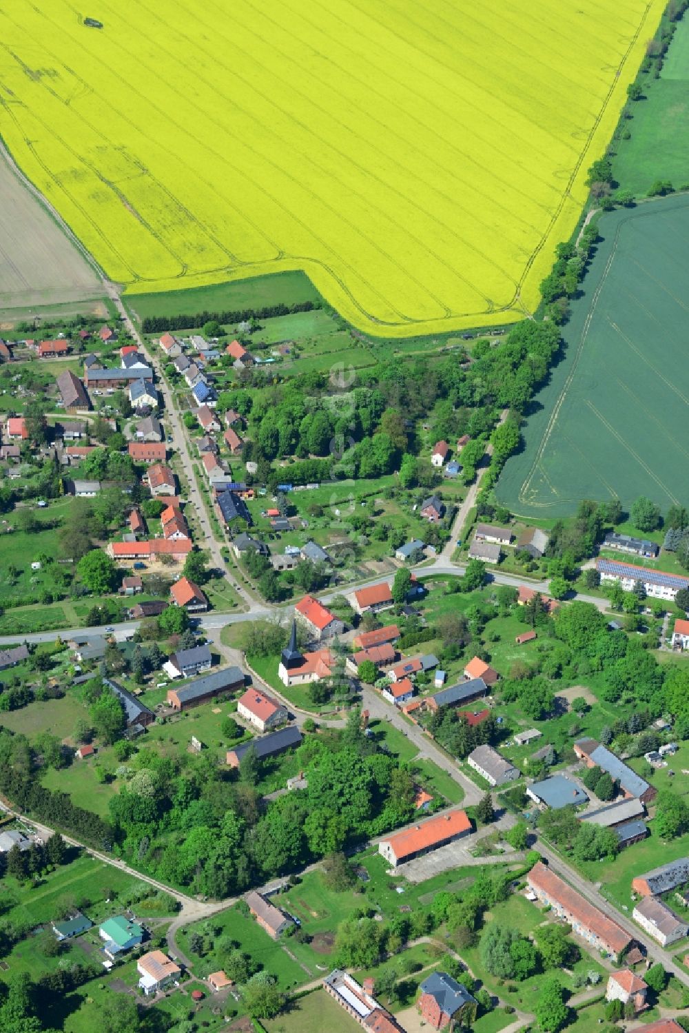 Winkel von oben - Ortsansicht vom Dorf Winkel in der Ost- Prignitz im Bundesland Brandenburg