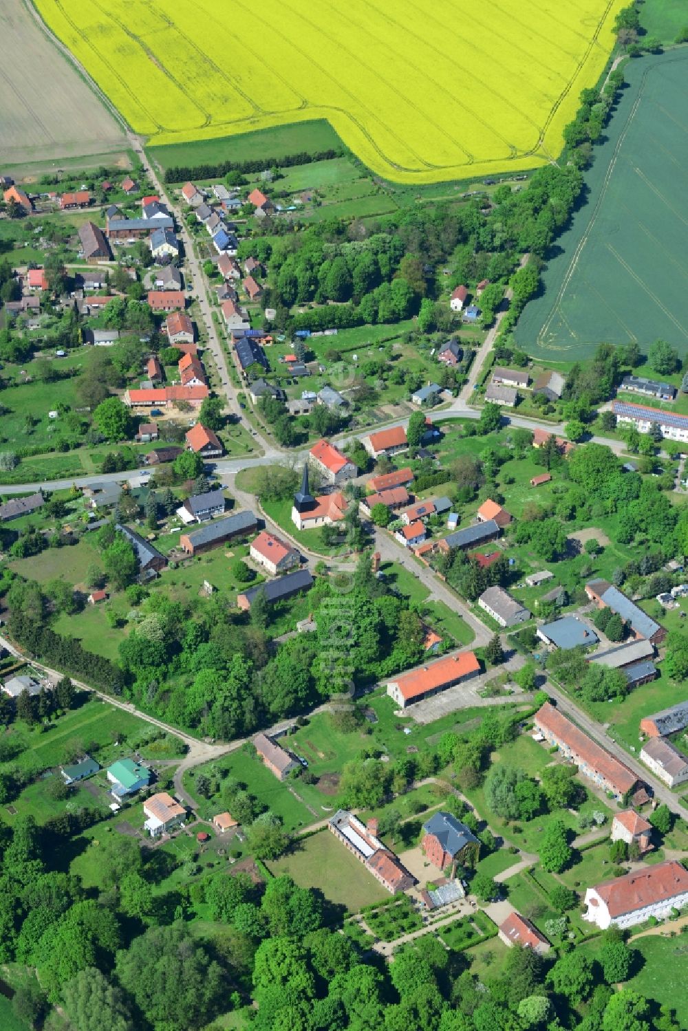 Winkel aus der Vogelperspektive: Ortsansicht vom Dorf Winkel in der Ost- Prignitz im Bundesland Brandenburg