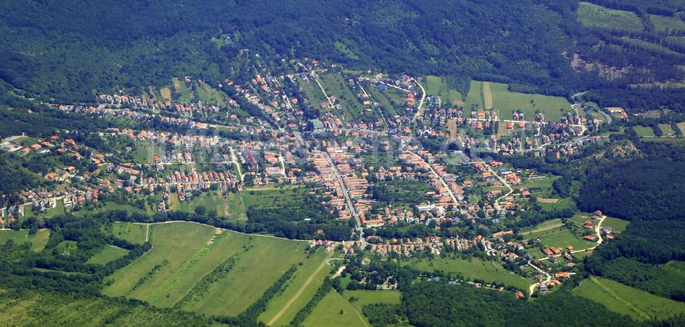 Pilisszentkereszt von oben - Ortsansicht des Dorfes Pilisszentkereszt in Komitat Pest, Ungarn