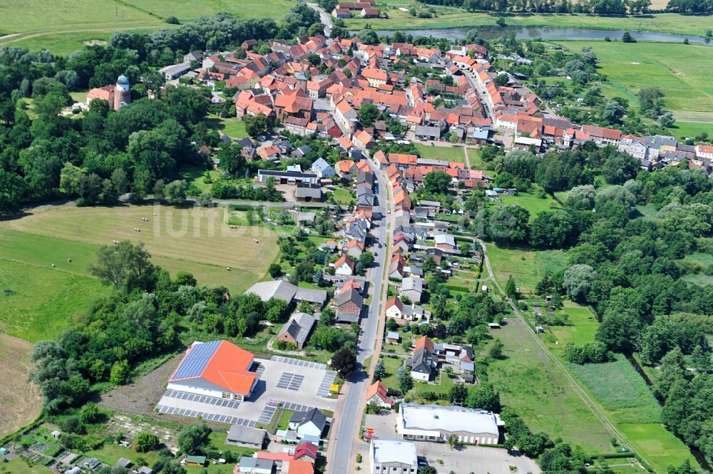 Lenzen aus der Vogelperspektive: Ortsansicht und Dorfkern von Lenzen in der Prignitz im Bundesland Brandenburg