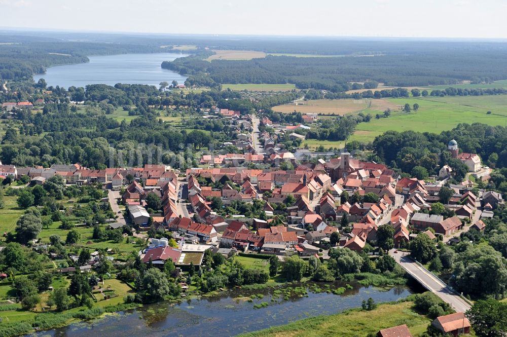 Lenzen aus der Vogelperspektive: Ortsansicht und Dorfkern von Lenzen in der Prignitz im Bundesland Brandenburg