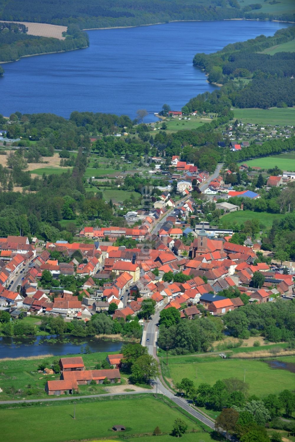 Lenzen aus der Vogelperspektive: Ortsansicht und Dorfkern von Lenzen in der Prignitz im Bundesland Brandenburg