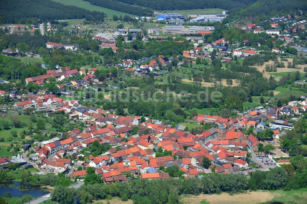 Lenzen aus der Vogelperspektive: Ortsansicht und Dorfkern von Lenzen in der Prignitz im Bundesland Brandenburg