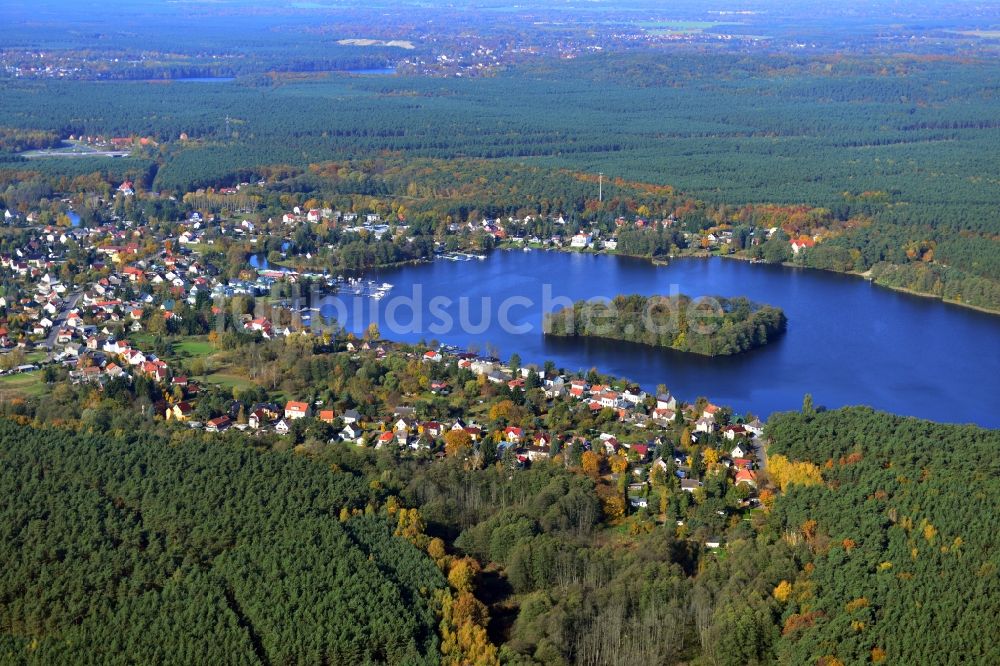 Grünheide von oben - Ortsansicht Einfamilienhaus - Wohngebiete am Ufer des Werlsee in Grünheide im Bundesland Brandenburg