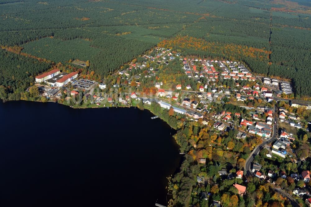 Grünheide aus der Vogelperspektive: Ortsansicht Einfamilienhaus - Wohngebiete am Ufer des Werlsee in Grünheide im Bundesland Brandenburg