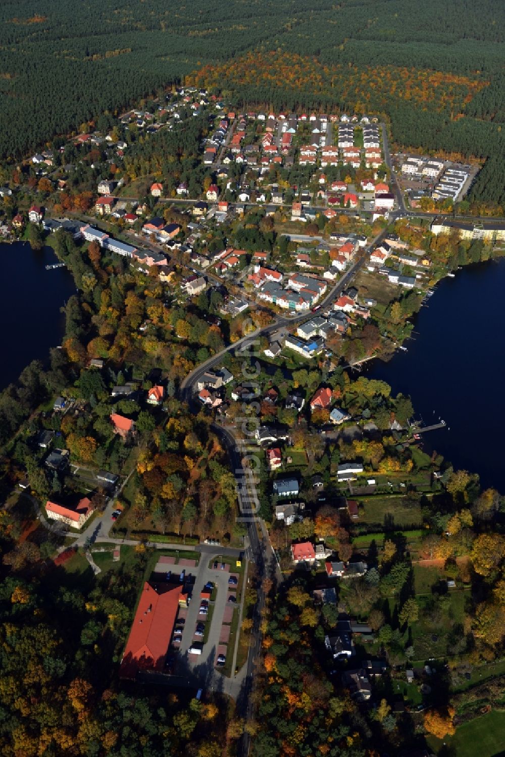 Luftaufnahme Grünheide - Ortsansicht Einfamilienhaus - Wohngebiete am Ufer des Werlsee in Grünheide im Bundesland Brandenburg