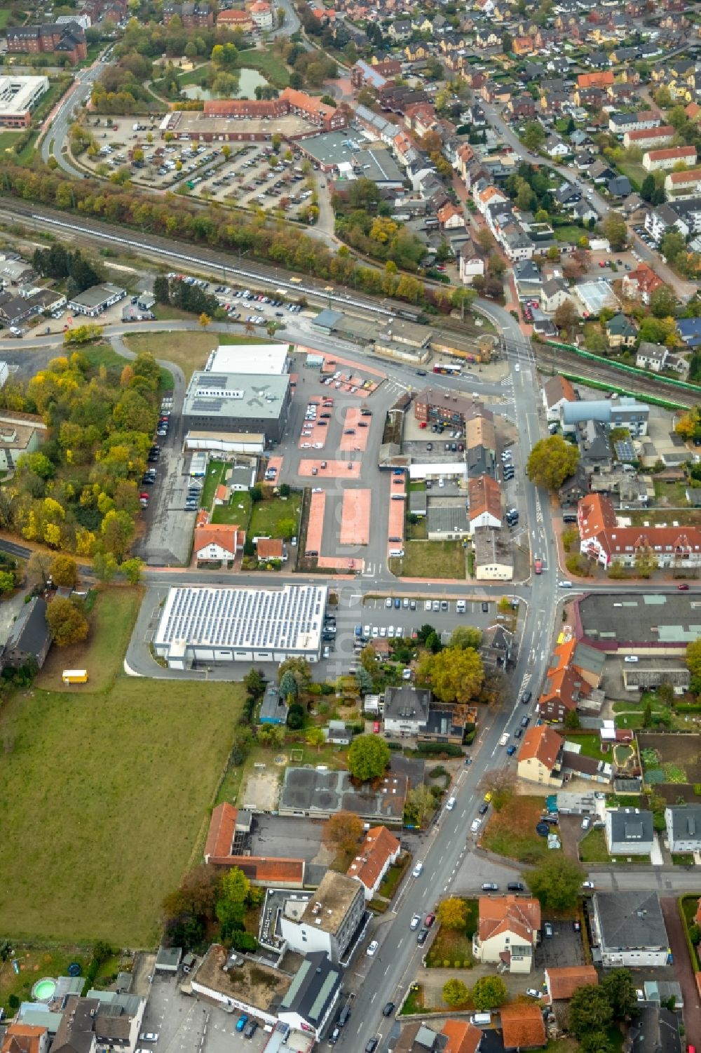 Luftaufnahme Bönen - Ortsansicht entlang der Bahnhofstraße in Bönen im Bundesland Nordrhein-Westfalen, Deutschland