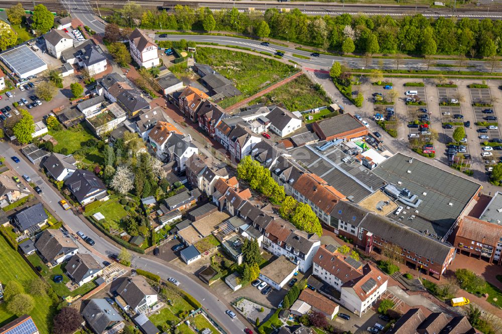 Luftaufnahme Bönen - Ortsansicht entlang der Bahnhofstraße in Bönen im Bundesland Nordrhein-Westfalen, Deutschland