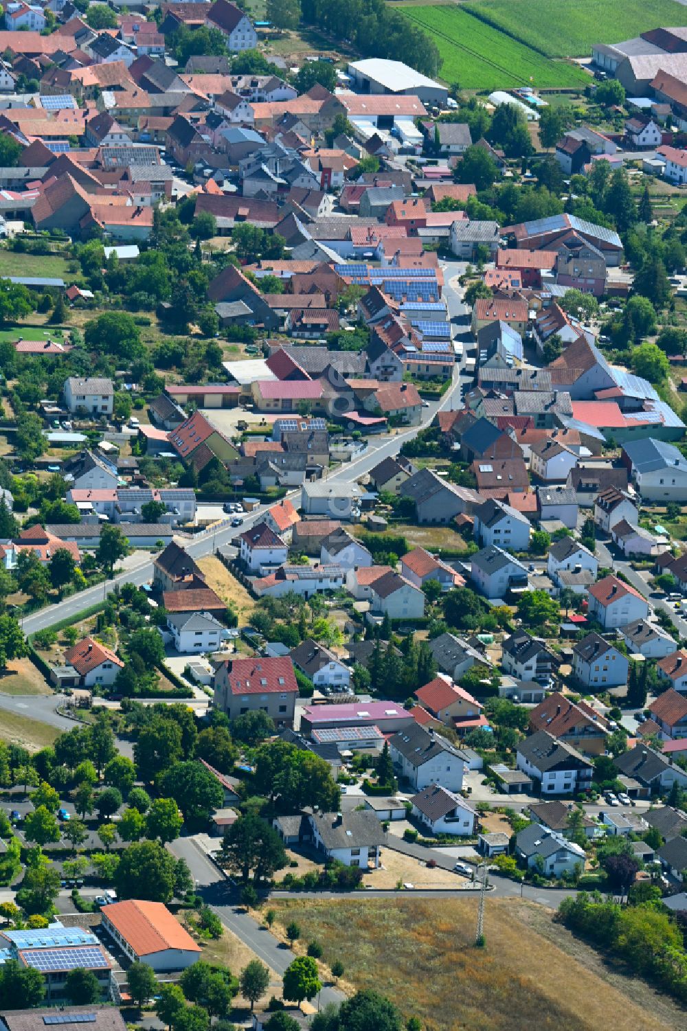 Unterpleichfeld aus der Vogelperspektive: Ortsansicht entlang der Burggrumbacher Straße in Unterpleichfeld im Bundesland Bayern, Deutschland